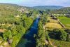 Campingplatz nahe Flussufer und Kaskaden